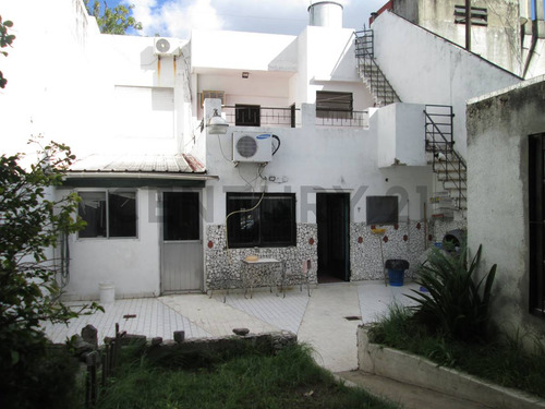Casa De 5 Ambientes Con Quincho, Balcón, Jardín Y Terraza. Espacio Y Comodidad En Boedo.