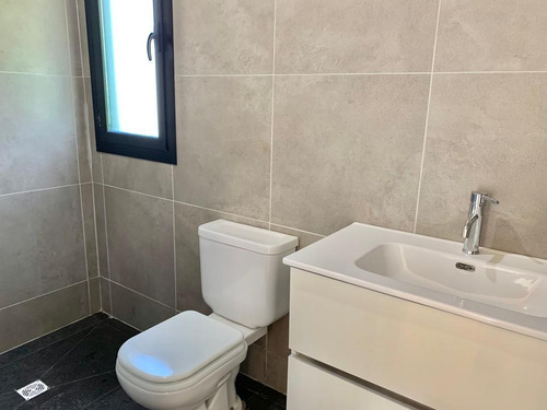 Imagen 14 de 16 de Casa A Estrenar En Barrio Privado. 3 Dorm + Escritorio. Fondo Con Vista Al Lago, Piscina Y Parrillero