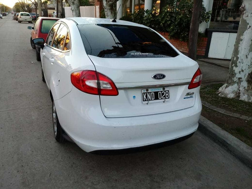 Ford Fiesta Kinetic Design 1.6 Design Sedan 120cv Trend 2011