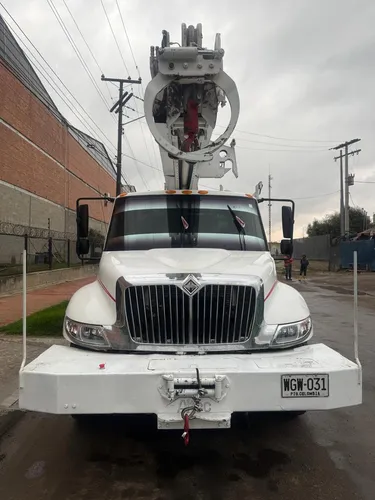 Camión International 2004 Grúa Altec 24000 Lbs Aislada 46 Kv