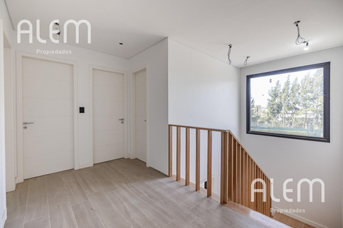 Casa De 4 Dormitorios En Venta - St. Thomas Este, Canning