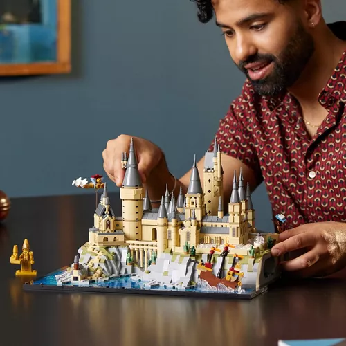 LEGO Harry Potter: O Castelo e os Campos de Hogwarts™, Idades 18+, 2660  Peças