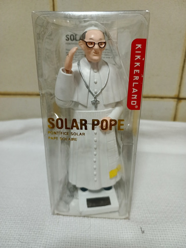 Estatua Solar Del Papa Francisco Hecha Por Kikkerland