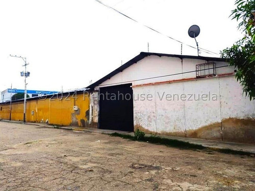 En La Zona Industrial De San Miguel En Venta Amplio Galpón Db 24-26187
