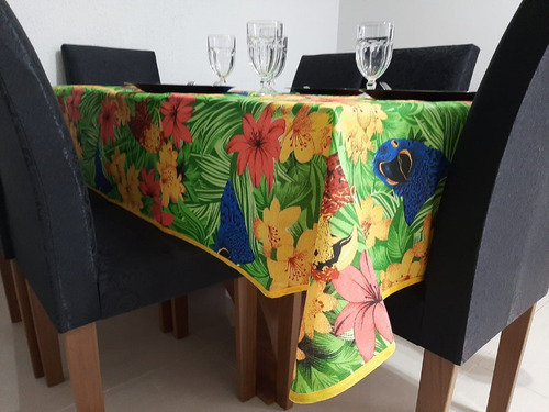 Imagem 3 de 6 de Toalha De Mesa Quadrada 1,50 X 1,50 Araras 4 Lugares Amarelo