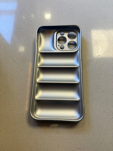 Funda Puffer The North Face Iphone 15 Pro Max Gris Y Negro Geométrico