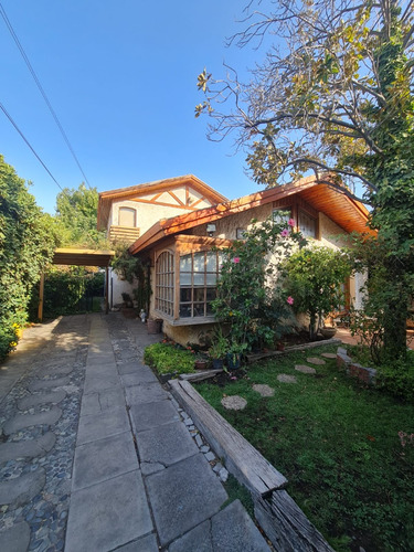 Se Vende Casa A Cuadras De Metro Los Dominicos.