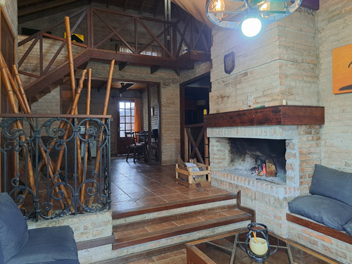 Excelente Casa Con Muy Buenos Materiales Bien Ubicada Para Entrar A Vivir ,cerca De Todo.