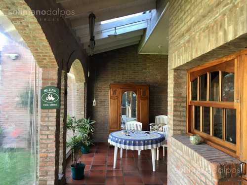 Muy Lindo Chalet De 5 Amb Con Lindo Jardin En Plano Barrio La Lucila