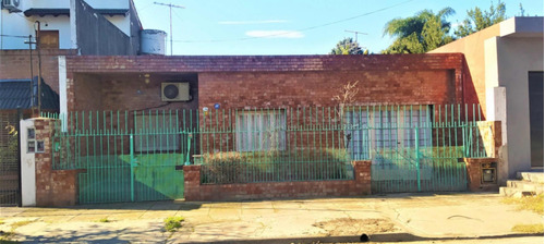 Venta Casa Sobre Amplio Lote Propio En Morón