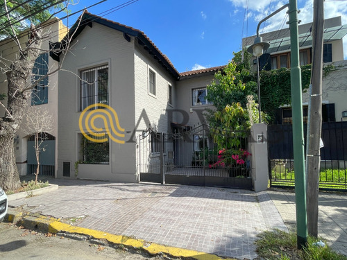 Arvas Vende Casa De 5 Dormitorios En San Isidro - Con Pileta Y Jardín