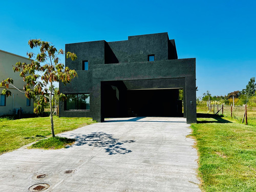 Casa A Estrenar En 2 Plantas + Piscina, Excelentes Calidades Y Vista A La Reserva! Barrio Acacias, Puertos. 