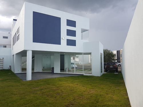 Preciosa Residencia De Autor En Grand Juriquilla, Jardín, Te