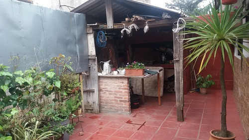 Atención Inversionistas!!! 2 Apartamentos En Un Mismo Padron, 1, De 2 Dormitorios, Li./com, Coc. C/oficce Y Baño. Otro; Liv/com, 1 Dorm, Kitchenette, Baño Y Lindo Patio!!! Documentacion En Regla