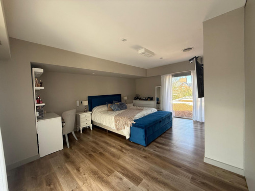 Venta/ Permuta Casa 4 Dormis Y Comodín En Funes Hills San Marino
