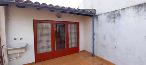 Imagen 3 de 11 de Ph 2 Ambientes En Primer Piso Por Escalera - Saenz Peña Esq Andrade - Bernal
