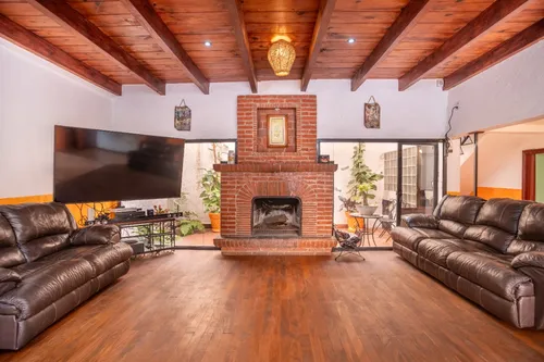 Casa Noviembre! Bienvenidos A Su Nuevo Hogar! Esta Hermosa Casa De 4 Habitaciones 6 Baños, Terraza Con Sauna, Chimenea, Jardin Interior, Cuarto De Juegos Y Lavanderia.  Que Combina Confort Y Estilo