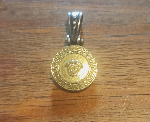 Medalla Con El Logo V De Plata 925 Y Oro 18k 1.5cm