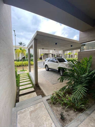 Imagen 15 de 15 de Yosmar & Fernando Venden Town House En Cumbres De Guataparo. Foth-