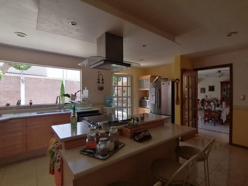 En Venta Casasa En Carretas, Gran Ubicación, 4 Recamaras, 5.5 Baños, Cto De Serv