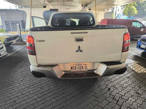 Mitsubishi L200 2.4 Cabina Doble 4x2 Mt