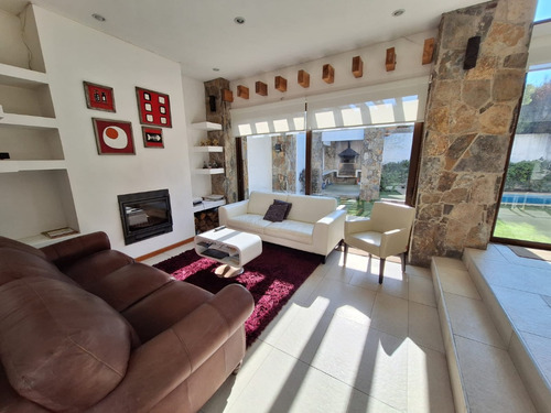 Moderna Casa En Lomas De Montemar, Concón