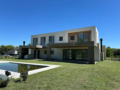 Casa En Venta - 4 Dormitorios 5 Baños - Cocheras - 387mts2 - El Milord, Pilar