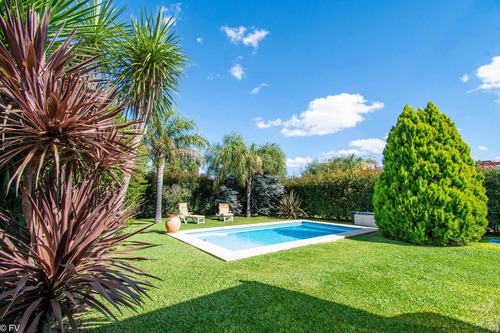 Casa En Venta En Cantegril Funes Con Piscina