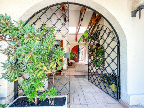Amplia Y Luminosa Casa Con Ubicación Privilegiada Vitacura