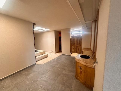 Lomas De Chapultepec, Penthouse De 750m2 En Dos Niveles, Muy Iluminado, 4 Amplias Recamaras Con Vestidor, Sala De T.v., Estudio, Terraza, 3 Lugares De Estacionamiento, Cuartos De Servicio. El E
