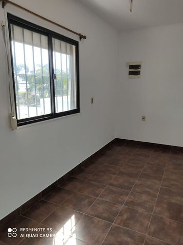 Imagen 11 de 14 de Vendo Casa Con Cochera 9 Autos ( La Comercial )
