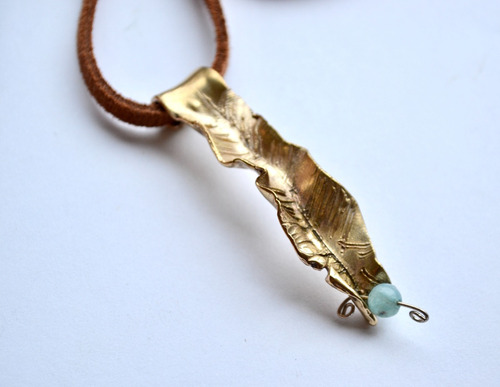 Imagen 4 de 4 de Collar De Hoja En Bronce, Piedra Onix Cielo Y Cuero, Cod1