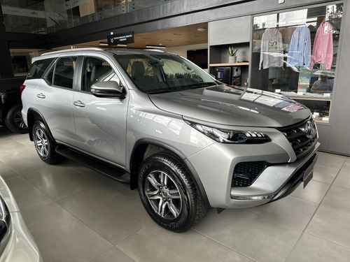 Toyota Fortuner SR 2.4 DIESEL