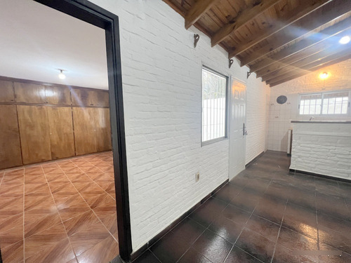 Alquiler De Hermosa Casa, Totalmente Reciclada, Piedras Blancas, 2 Dormitorios, Cochera, Baño, 2 Patios, Sin Gastos Comunes, Muy Segura!!