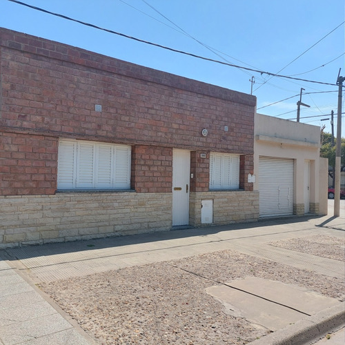 Excelente Casa En Bragado, Pcia De Ba, En Excelente Ubicación (4 Ambientes, 2 Baños , Lavadero, Patio , Garage, Local)