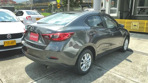 Mazda 2 Touring Sedan 2020