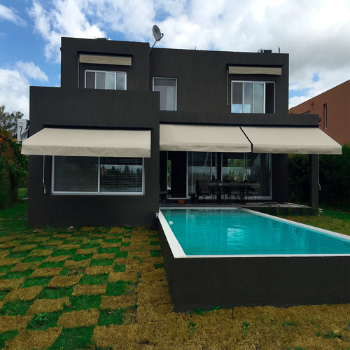 Toldo Com Tubos E Braços Sob Medida