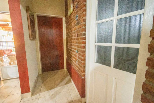 Casa En Venta De 2 Dorm, Cochera Y Patio C/ Pileta