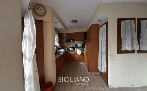 Reservado - Casa - Boedo - 4 Amb C/garage, Patio, Balcón, Quincho Y Parrilla S/lote Propio. - 218m²