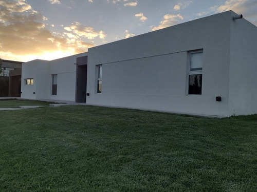 Imagen 3 de 17 de Casa En Venta De 3 Dormitorios C/ Cochera En Guernica