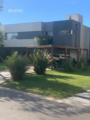 Venta Casa 4 Dormitorios Haras María Victoria Con Cochera