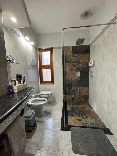 (reservada!!!) Lega Propiedades Vende En Exclusividad Hermosa Casa De 3 Dormitorios, Con Dependencia De Servicio, Sótano, Cochera Y Fondo.