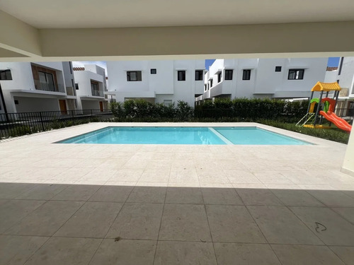 Villas Listas Para Entregar En Brisas De Punta Cana, 3 Habitaciones, Terraza En El 3er Nivel