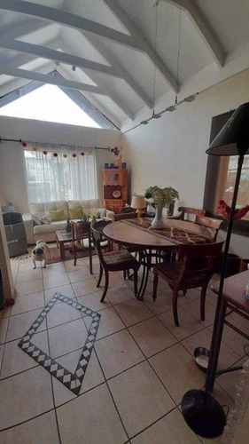 Hermosa Casa De Un Piso Con Mansarda, En Barrio Consolidado