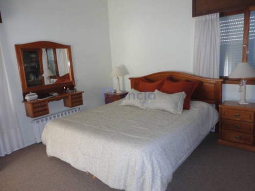 Punta Del Este, Importante Chalet En Zona Mansa- Ref: 660
