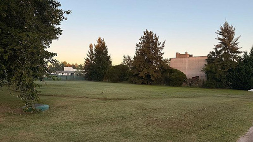 Lote En Esquina De 916 M2 En San Eliseo Golf, Con Escritura. San Vicente.