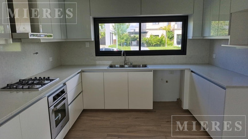 Casa En Venta Sobre Lote Interno En Barrio Ceibos Puertos