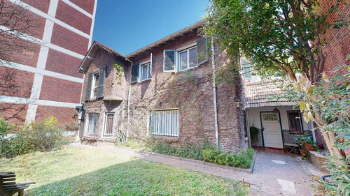 Imagen 6 de 26 de Buen Chalet Sobre Lote De 630 M2, Jardín Al Frente Y Al Fondo Con Quincho Cubierto.