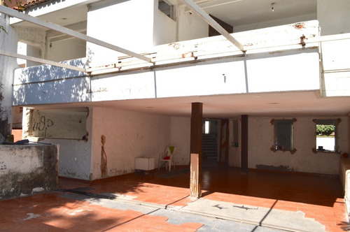 Ubicadísima Propiedad En Venta Como Terreno !
