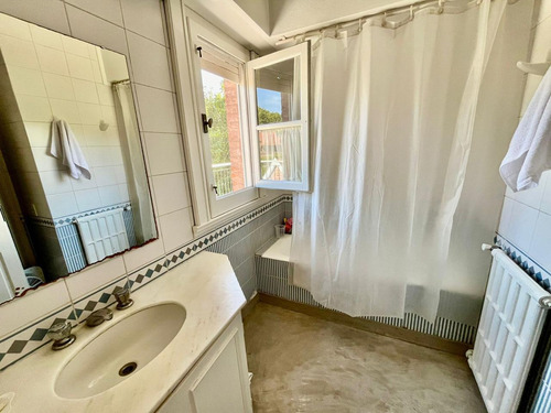 Excelente Casa En Venta En Punta Chica De Libertador Al Río, 4 Dormitorios, Gran Jardín